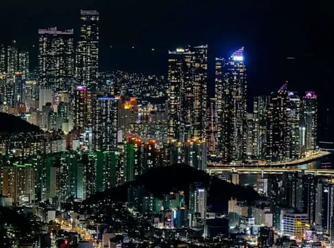 A BTS visszatérése felpörgette a HYBE részvényeit, vezetői opciókat váltottak be