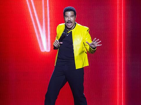 Lionel Richie odaszúrt Ushernek és Chris Brownnak: „Mi nem kerültünk börtönbe”
