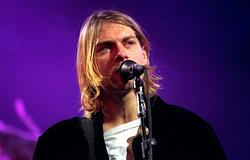 Patty Schemel elárverezi Kurt CobAIn Foxes pólóját