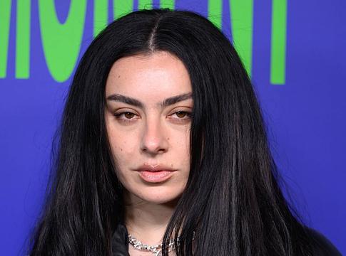Charli XCX rockra vált: itt a ‘Rock Music’ és a mosh-olós klip