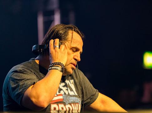 DJ Quicksilver kritikája: amikor a fesztivál elveszíti közösségi arcát