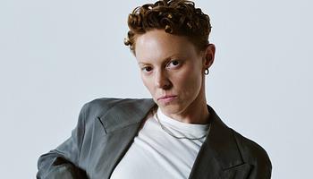 La Roux visszavált a szintipopra: itt a Babyline az Old Flamesről