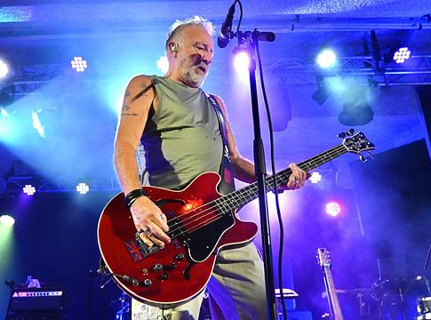 Peter Hook különleges koncerttel ünnepli a Sex Pistols legendás manchesteri fellépésének 50. évfordulóját