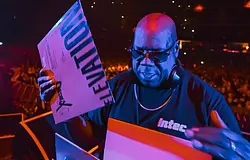 Carl Cox háromlemezjátszós szettel nyitotta The Prodigy brit turnéját Glasgowban
