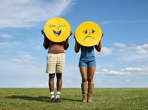 Az agyunk elsőre valódi arcként kezeli az emojikat