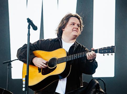 Lewis Capaldi a női popelőadókról: „Nekik minden részlet számít, mi meg csak felmegyünk egy pólóban”