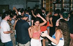 A házibulik újra a klubok fölé nőnek