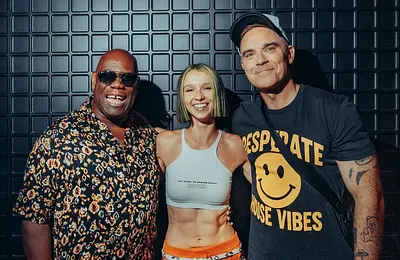 Robbie Williams meglepetésfellépéssel érkezett az UNVRS Ibiza pultjába
