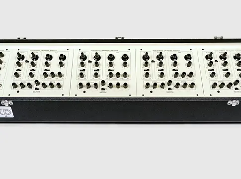 Újjászületett az Oberheim Four Voice: bemutatták a kézzel épített 4Exp szintetizátort