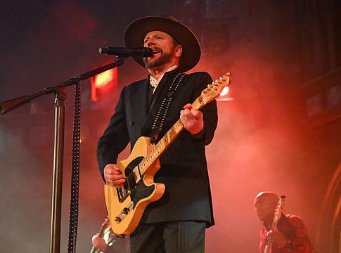 Kiefer Sutherland lemondta az amerikai turnét a gyenge jegyeladások miatt