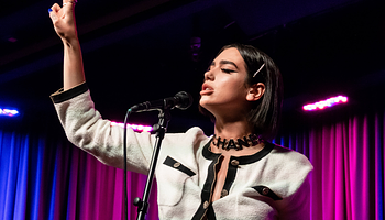 Dua Lipa 15 millió dollárra perli a Samsungot jogosulatlan felhasználás miatt