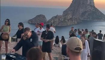 Drónokkal vadászik Ibiza az illegális villapartikra