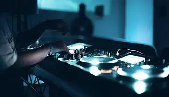 AI, sync gomb és CDJ-k: miért nem tudja a technológia leváltani a DJ-ket?