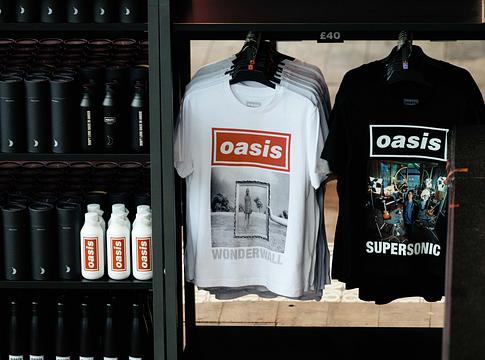 Oasis újra megnyitja a Live ’25 rajongói boltját Londonban