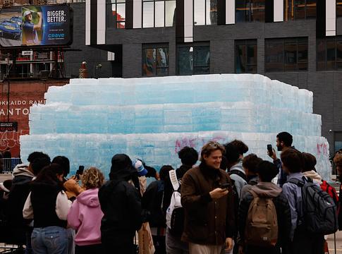 Drake jégkockába rejtette az Iceman megjelenését, a rajongók csákányokkal estek neki Torontóban