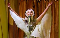 Sabrina Carpenter bocsánatot kért, amiért zaghroutát jodelnek hItt a Coachellán