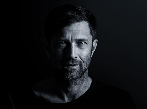 „Nem megfelelni, hanem megérkezni” – Peter Makto 2025-ös évének története