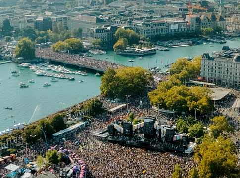 800 ezres tömeg dübörgött Zürichben a 32. Street Parade-on