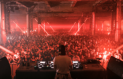 Carl Coxszal ünnepli 20. születésnapját a The Warehouse Project