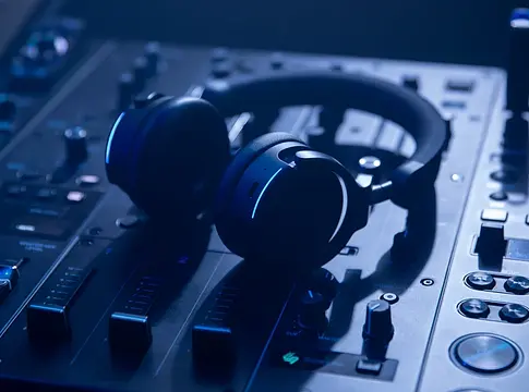 Megérkezett az AlphaTheta HDJ-F9 vezeték nélküli DJ-fejhallgató