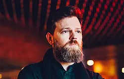 A The Lion & Lamb megszakítja kapcsolatát társalapítójával, Andre Kinggel a bántalmazási vádak nyomán