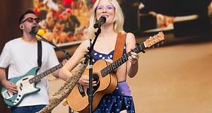 Maisie Peters Dolly Partonnak tiszteleg a Readingen a Here You Come Againnel
