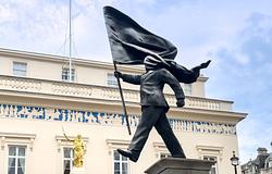 Még mindig kérdéses Banksy londoni szobrának jövője