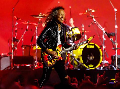 Kirk Hammett leesett a színpadról Dublinban, majd viccel ütötte el az incidenst