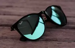 Több mint 400 zenemű miatt perli a Warner Music a Ray-Ban tulajdonosát