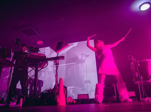 TOMORA magával ragadó energiát vitt a telt házas EartH Hackney-be