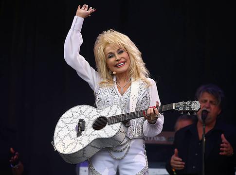 Glastonbury Dolly Parton legendás 2014-es koncertjére emlékezik