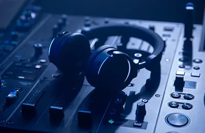 Megérkezett az AlphaTheta HDJ-F9 vezeték nélküli DJ-fejhallgató