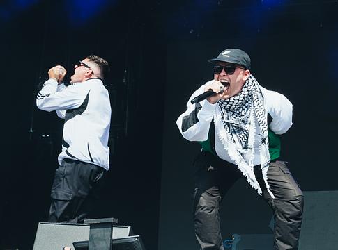 Kitiltották Magyarországról a Kneecap raptriót – nem léphetnek fel a Szigeten