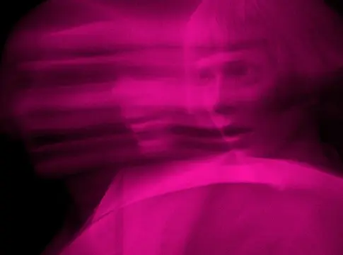 TOMORA: Come Closer – Tom Rowlands és Aurora elektro-popja nagyot megy