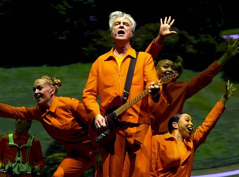 David Byrne színházi showval és Talking Heads-klasszikusokkal hódított a Coachellán