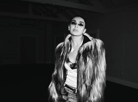 Charli XCX új száma, az SS26: párizsi kifutó, 'straight to hell'
