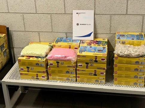 Drogokat rejtettek Lego-kartonokba – 83 kg került elő az A3-ason