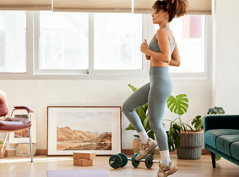 Stílusos és hatékony otthoni edzés – így alakíthatod át a nappalid mini edzőtérré