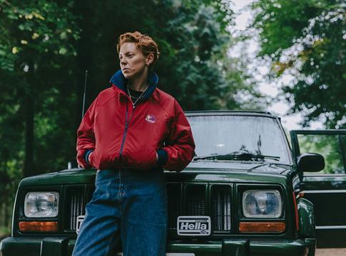 La Roux a függőséggel és önmagával vívott harcról énekel a Lose Myselfben