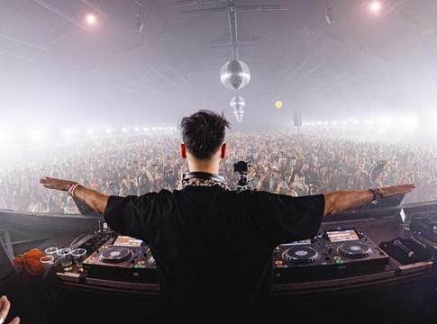 Már a DJ a buli, nem a zene?