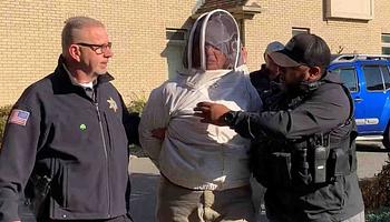 Méhésznő méhrajjal próbálta megakasztani a kilakoltatást Massachusettsben