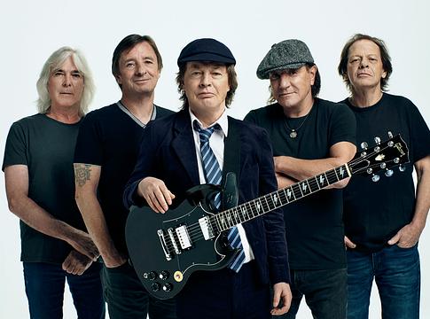 Angus Young egy rajongó kisbabáját is dedikálta Torontóban