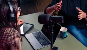 Spotify zöld pipát ad a podcasteknek, és törli az engedély nélküli AI‑hangutánzatokat