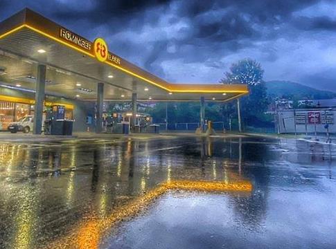 Tankkútnál DJ-szettekkel oldják a reggeli benzinfeszültséget