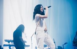 Lorde „Free Palestine” dzsekiben üzent Robert Kraftnak