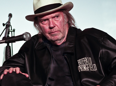 Neil Young újra bojkottálja a Facebookot a Meta chatbotbotránya miatt