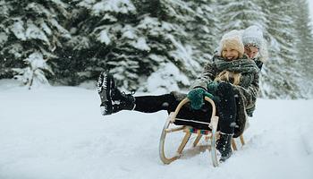 A „sledging” – a téli szerelem új, rövid életű trendje a Gen Z körében