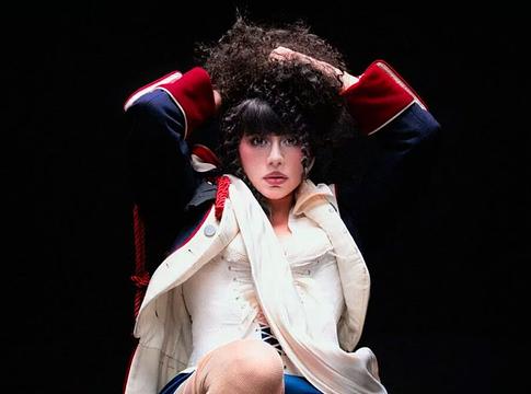 KÁRYYN új albuma májusban érkezik, itt az első dal a PHYSICS UNIVERSAL LOVE LANGUAGE-ről