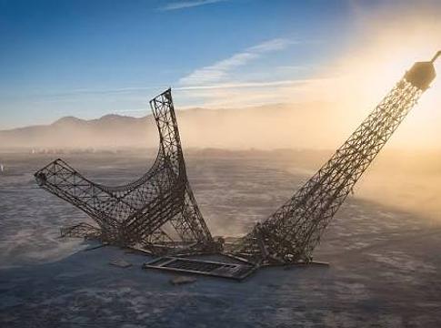 Kettétört Eiffel-torony áll a Burning Man sivatagában