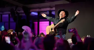 Garth Brooks a National Archives előtt ünnepelt – 200 millió eladott albummal és milliárdos katalóguspletykák mellett